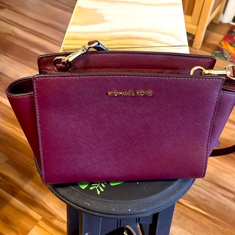 Michael Kors Small satchel zip top , good condition .